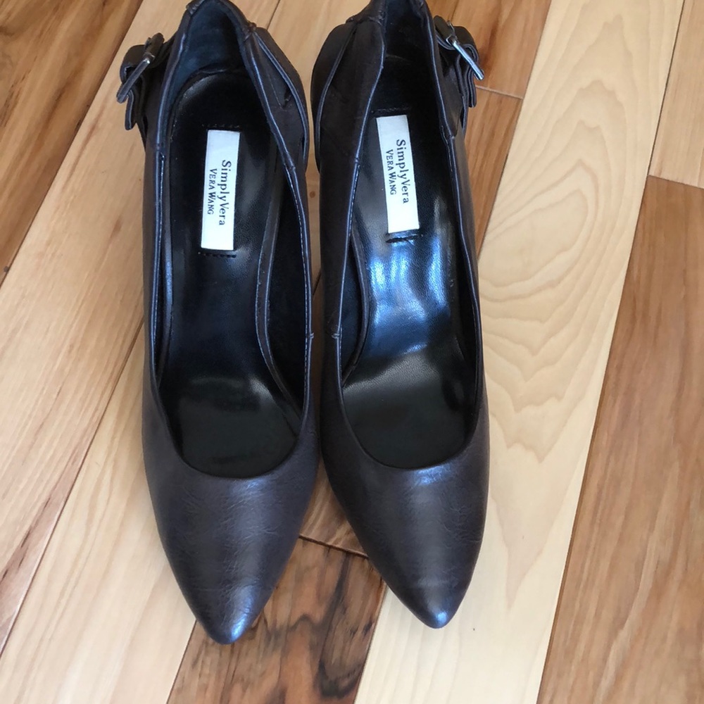 Vera Wang 7-1/2 M brown pumps